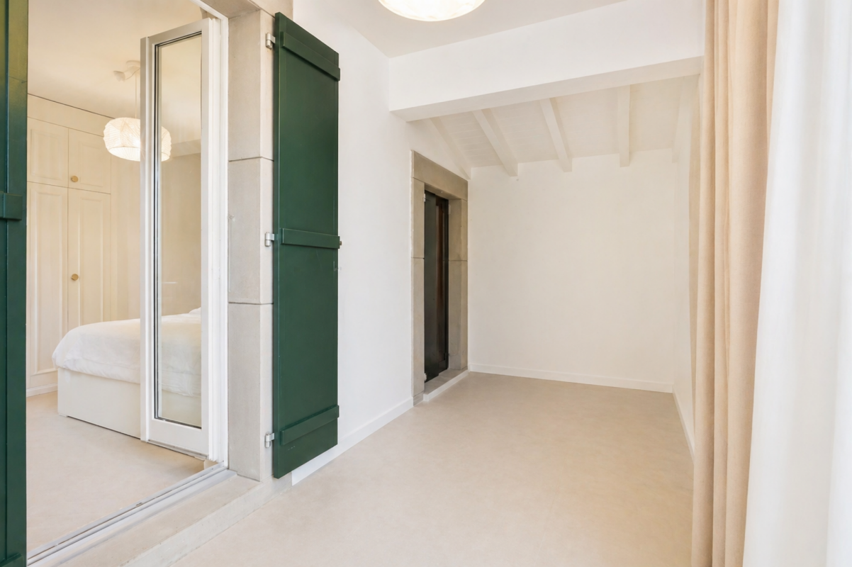 Heller Innenraum mit offener Verbindung zum Schlafzimmer