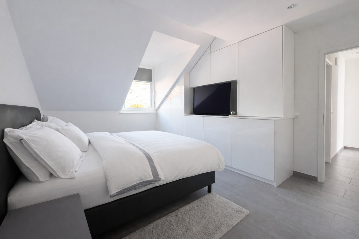 Schlafzimmer mit Dachschräge und Einbauschrank