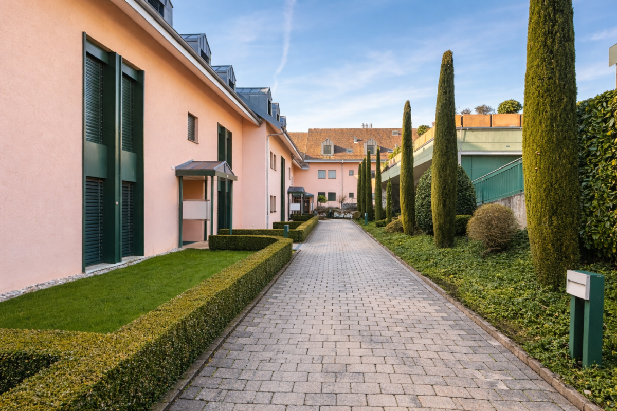 Innenhof mit mediterran wirkender Wohnanlage und Weg