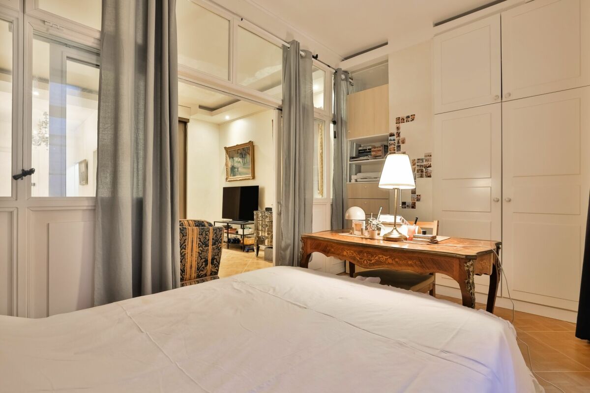 Schlafzimmer mit Arbeitsbereich