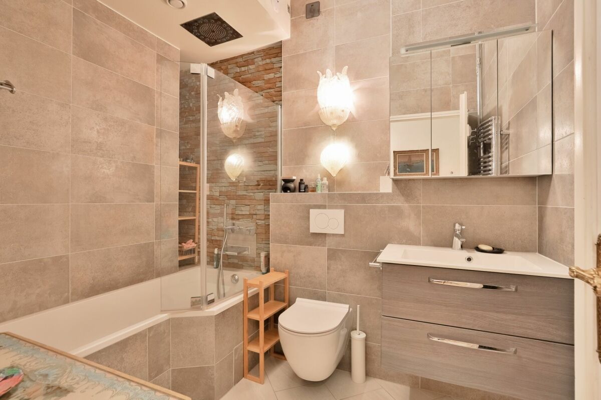 Modernes Badezimmer mit Badewanne, Walk-in-Dusche und Waschtisch