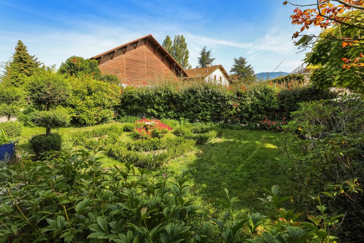 Garten mit Holzgebäude