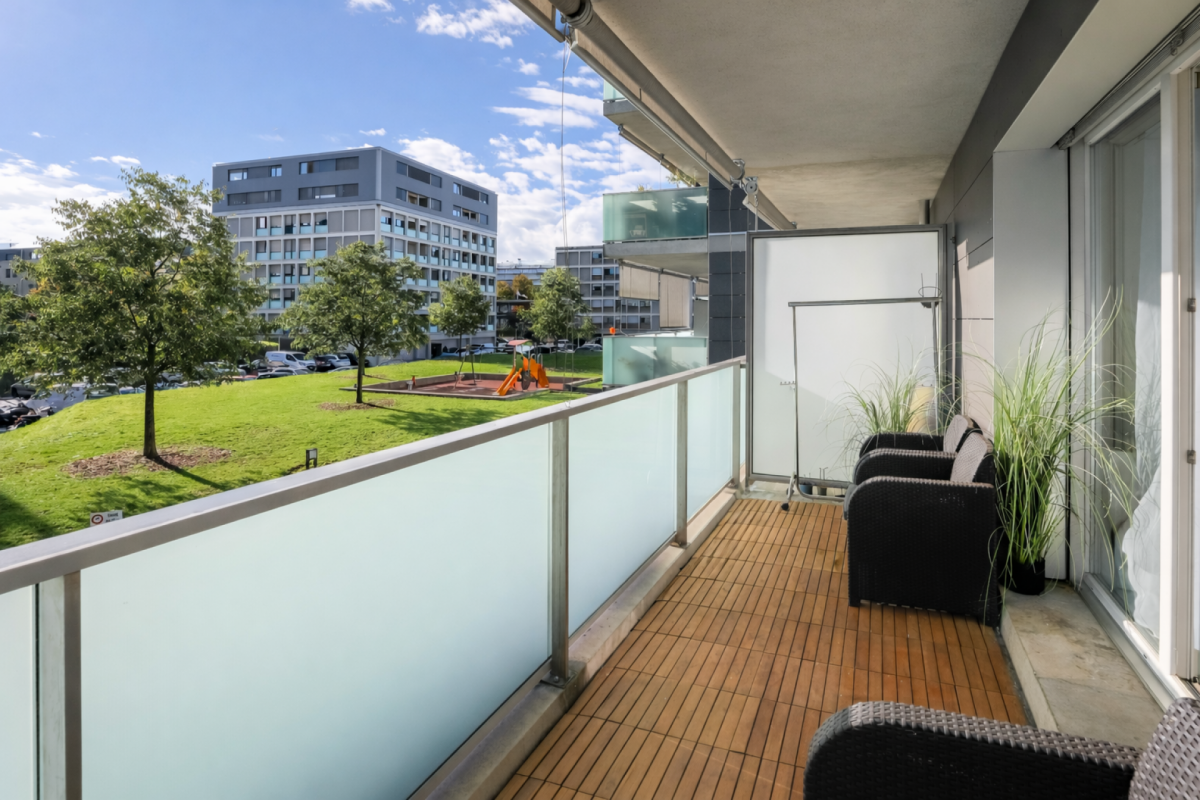 Moderne Balkonloggia mit Ausblick ins Grüne