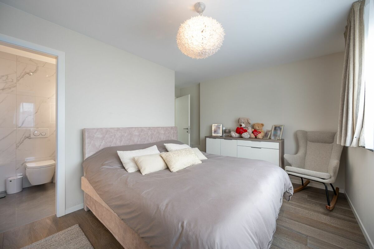 Schlafzimmer mit angrenzendem Bad
