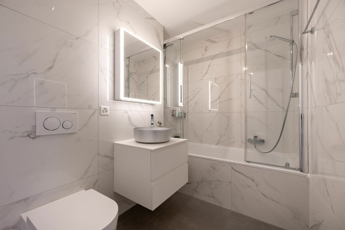 Modernes Bad mit Walk-in-Dusche und LED-Spiegel