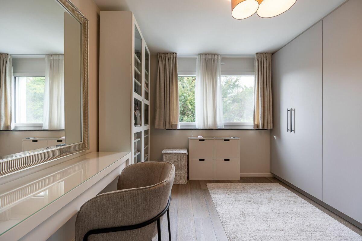 Begehbarer Kleiderschrank mit Schminktisch