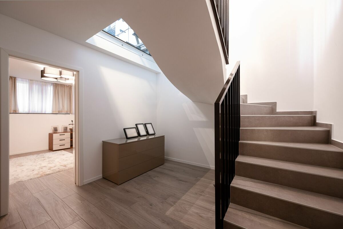Heller Treppenbereich mit Dachfenster