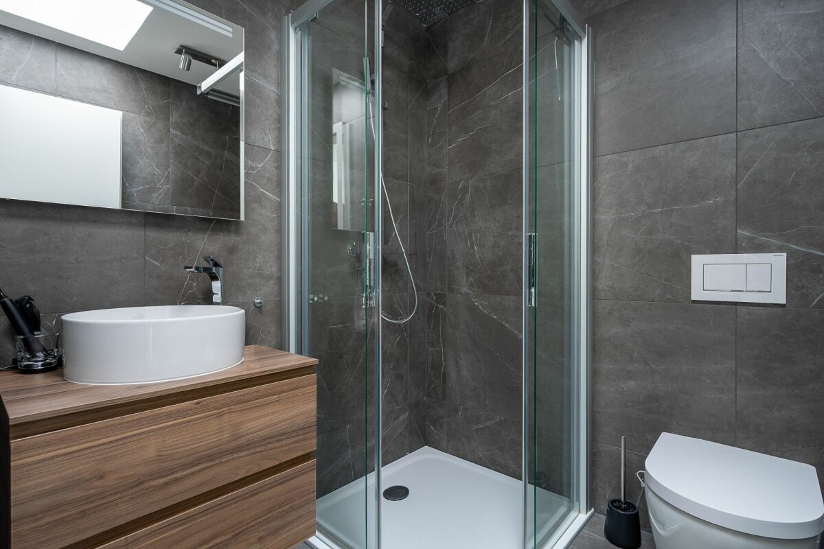 Modernes Badezimmer mit Walk-in-Dusche und Waschtisch