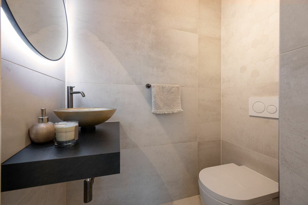 Modernes Gäste-WC mit Designer-Ausstattung