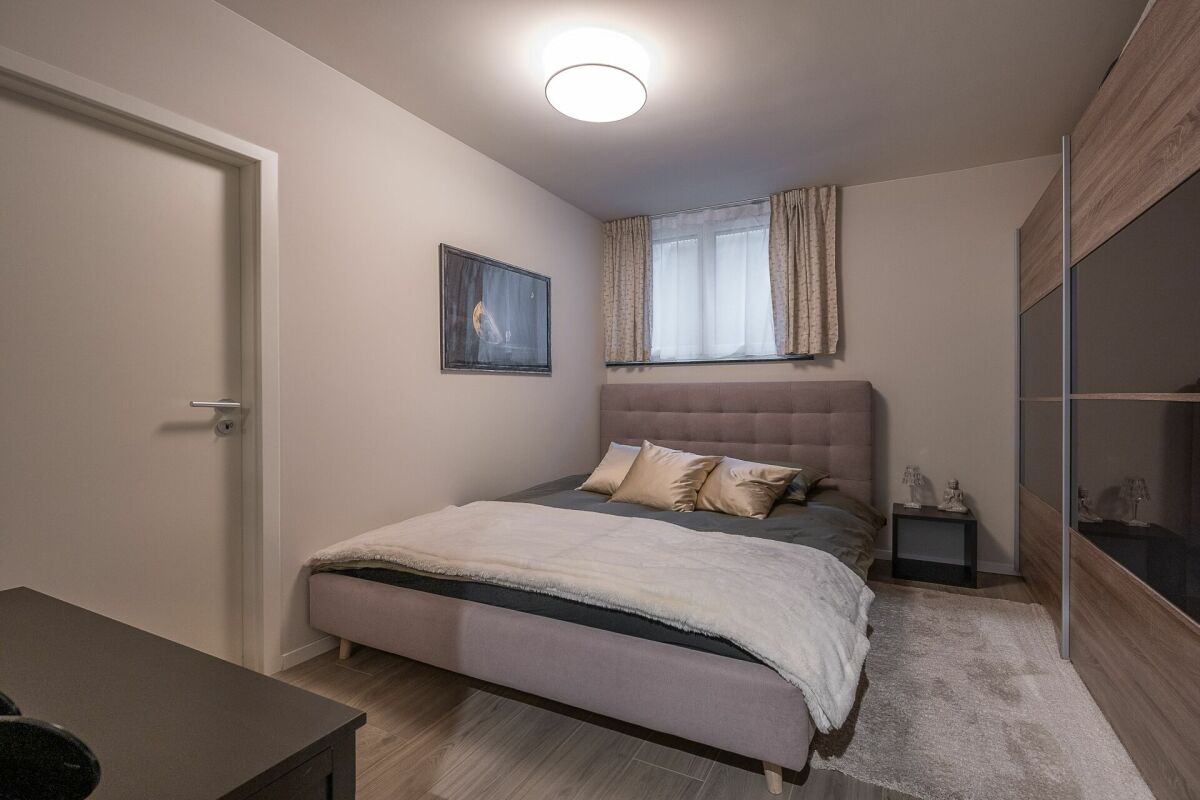 Schlafzimmer mit Bett und Kleiderschrank