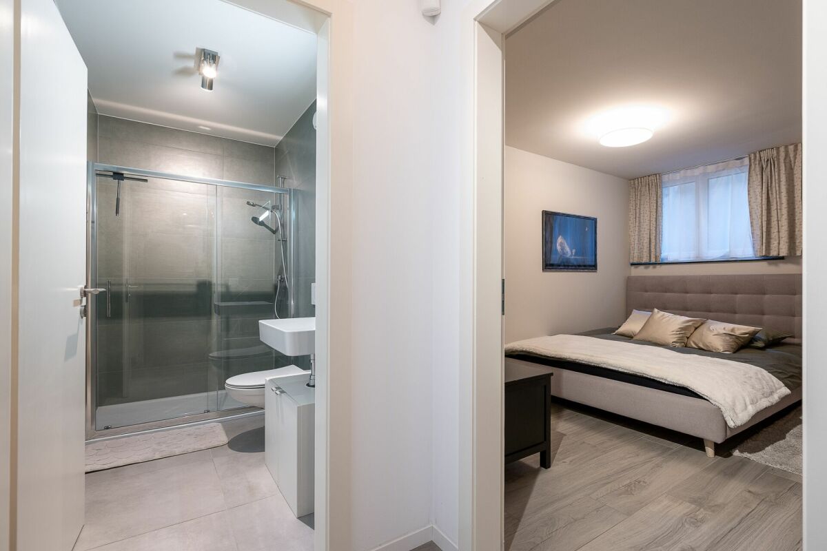 Schlafzimmer und Bad im Blick