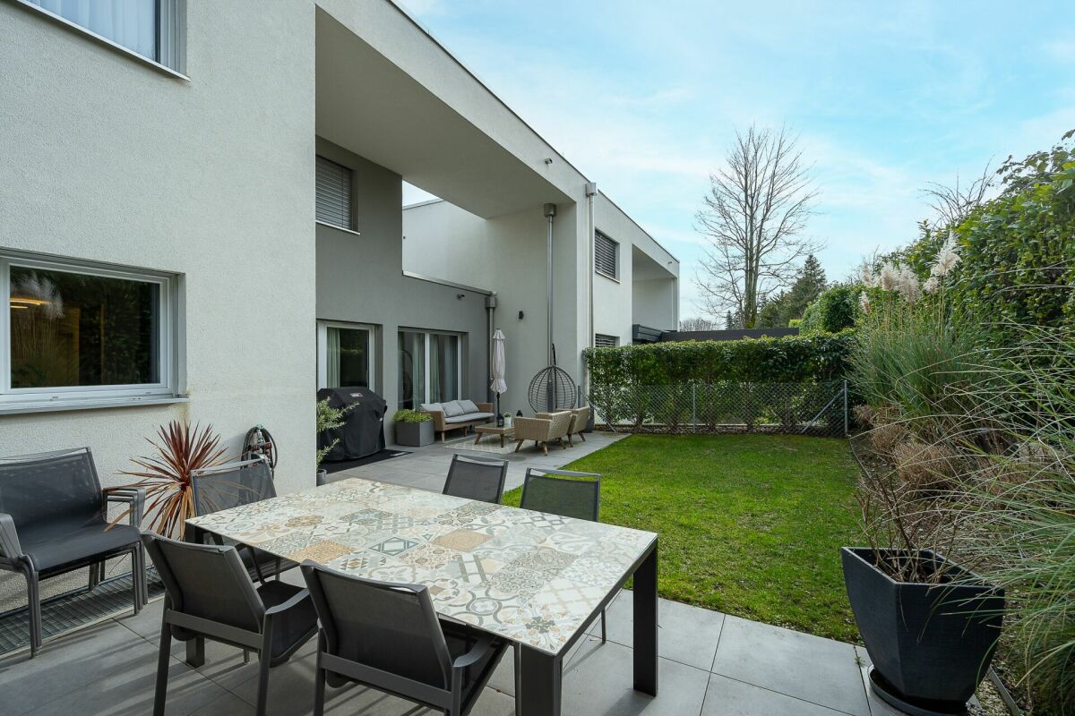Moderner Außenbereich mit Terrasse und Garten