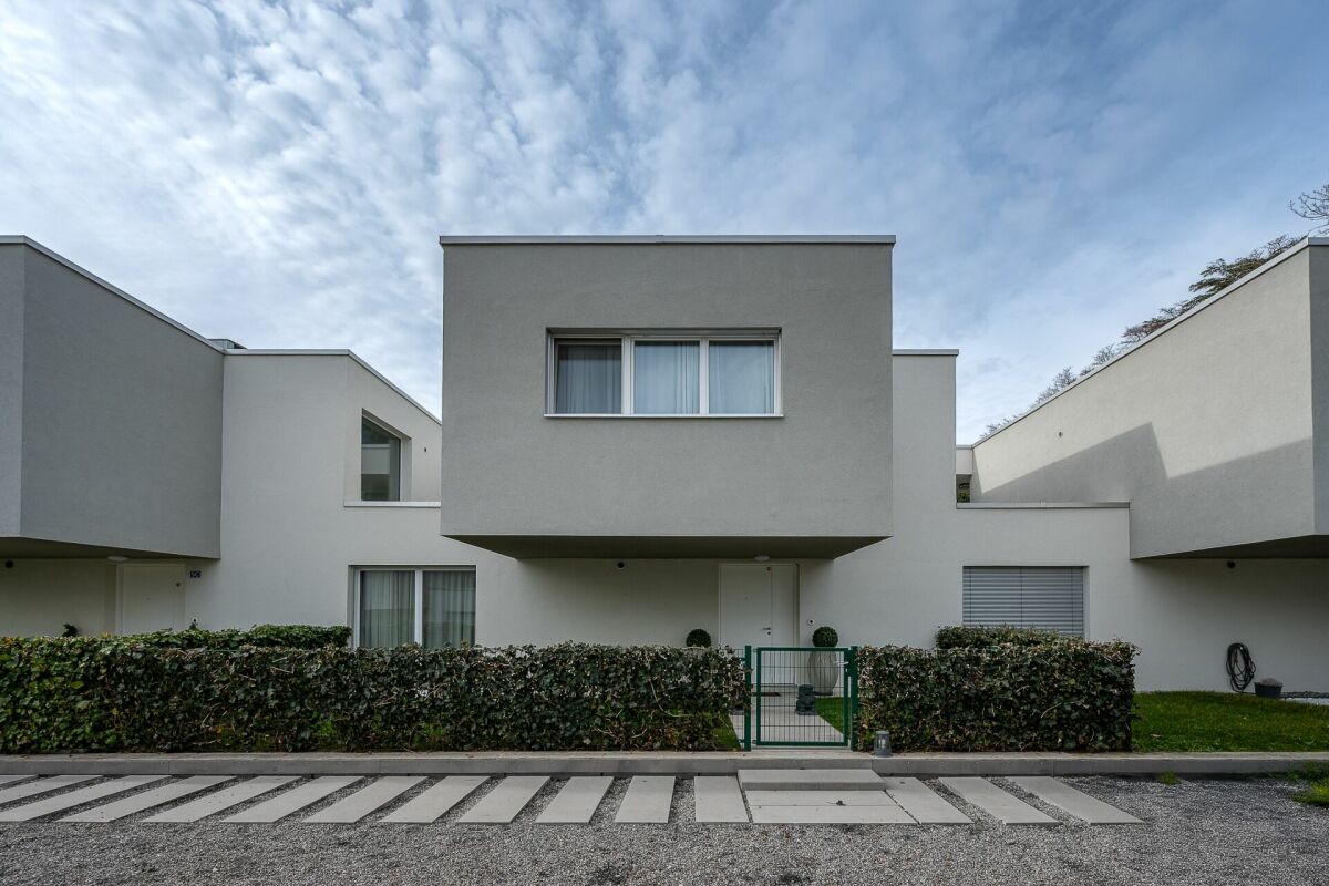 Moderne Reihenhausfassade mit Vorgarten