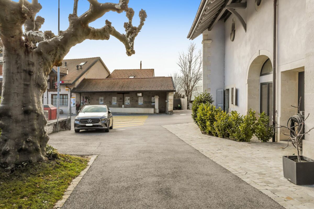 Außenansicht eines Gebäudekomplexes mit Zufahrt