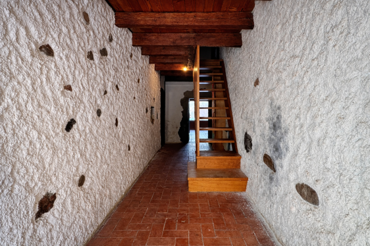 Rustikaler Innenflur mit Holztreppe