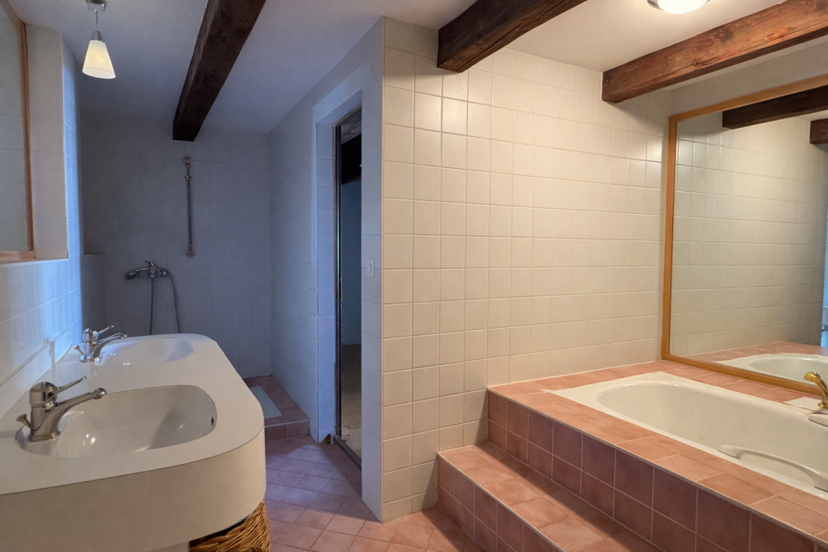 Badezimmer mit Doppelwaschbecken und Badewanne