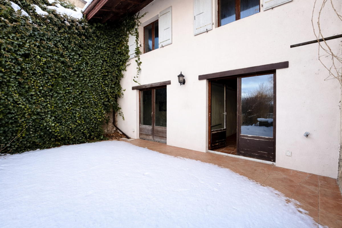 Winterlicher Innenhof mit Terrassenzugang