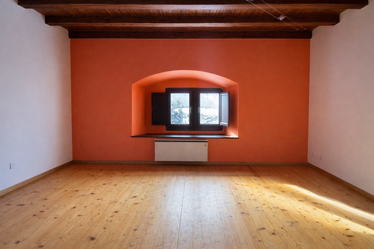 Leerer Raum mit Holzdecke und farbiger Nische