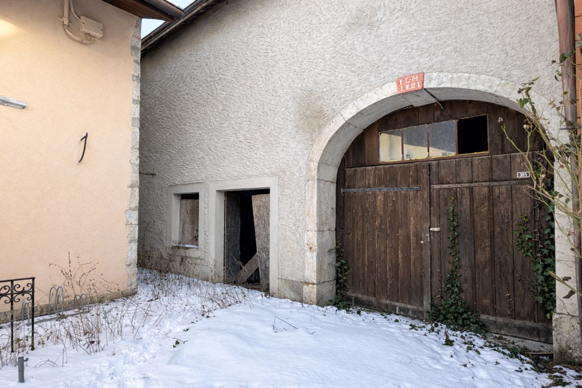Historischer Hofeingang mit großem Holztor