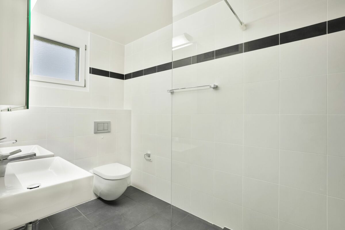 Modernes Badezimmer mit WC und begehbarer Dusche