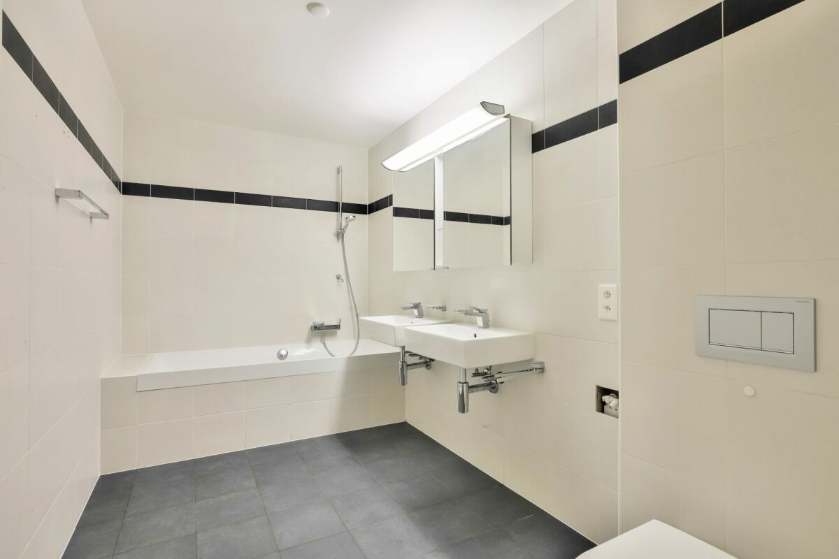 Modernes Badezimmer mit Badewanne und Doppelwaschbecken