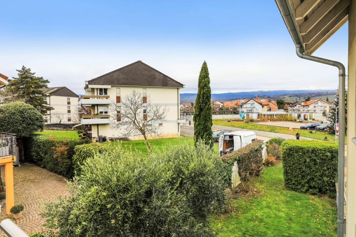 Balkon- und Gartenblick auf Wohnanlage