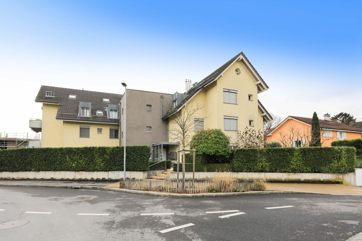 Mehrfamilienhaus mit Straßenansicht