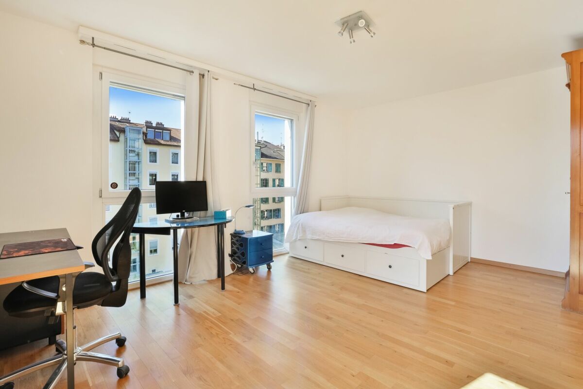 Helles Schlafzimmer mit Arbeitsbereich