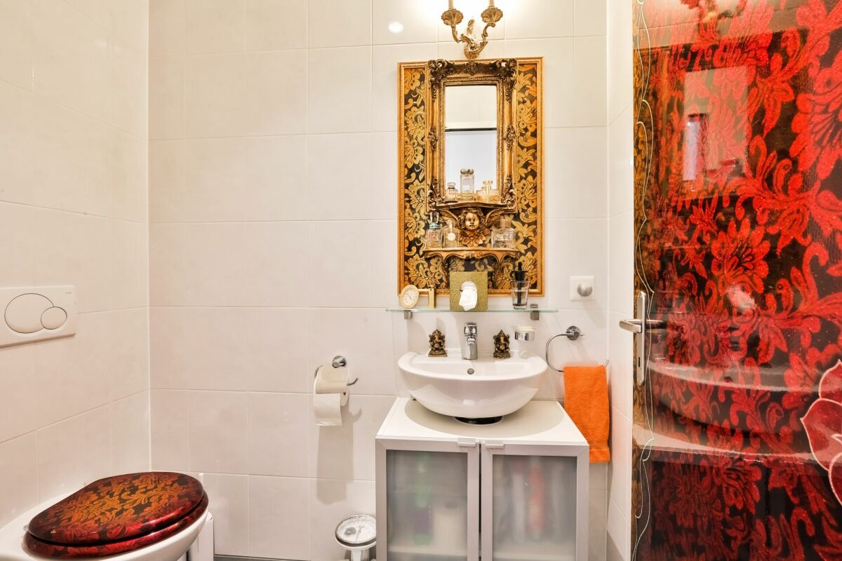 Verspieltes Gäste-WC mit stark dekoriertem Waschplatz
