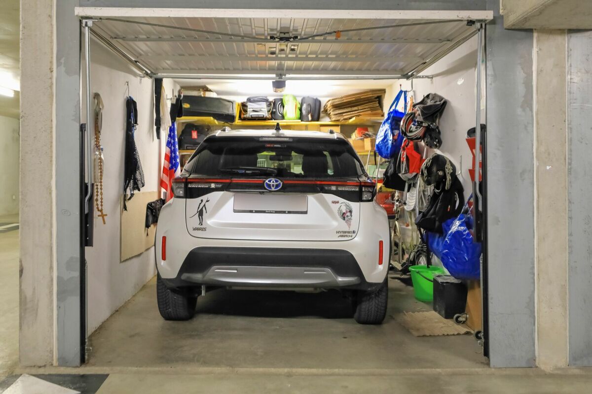 Garage mit parkendem SUV