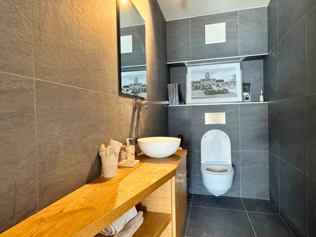 Modernes Gäste-WC mit Naturholz-Akzenten