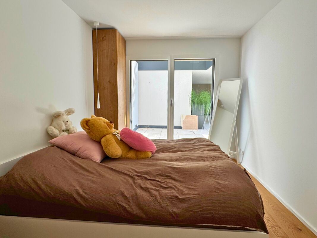 Helles Schlafzimmer mit Blick auf eine kleine Terrasse