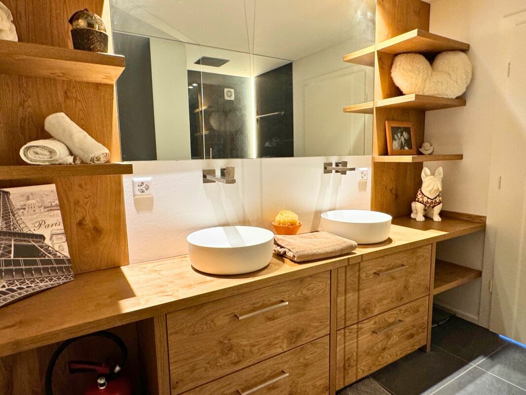 Modernes Badezimmer mit Holzwaschtisch und Doppelwaschbecken