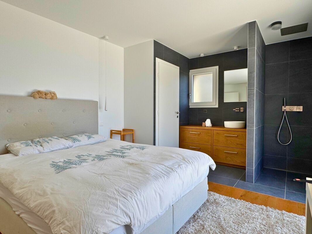 Schlafzimmer mit angrenzendem Bad