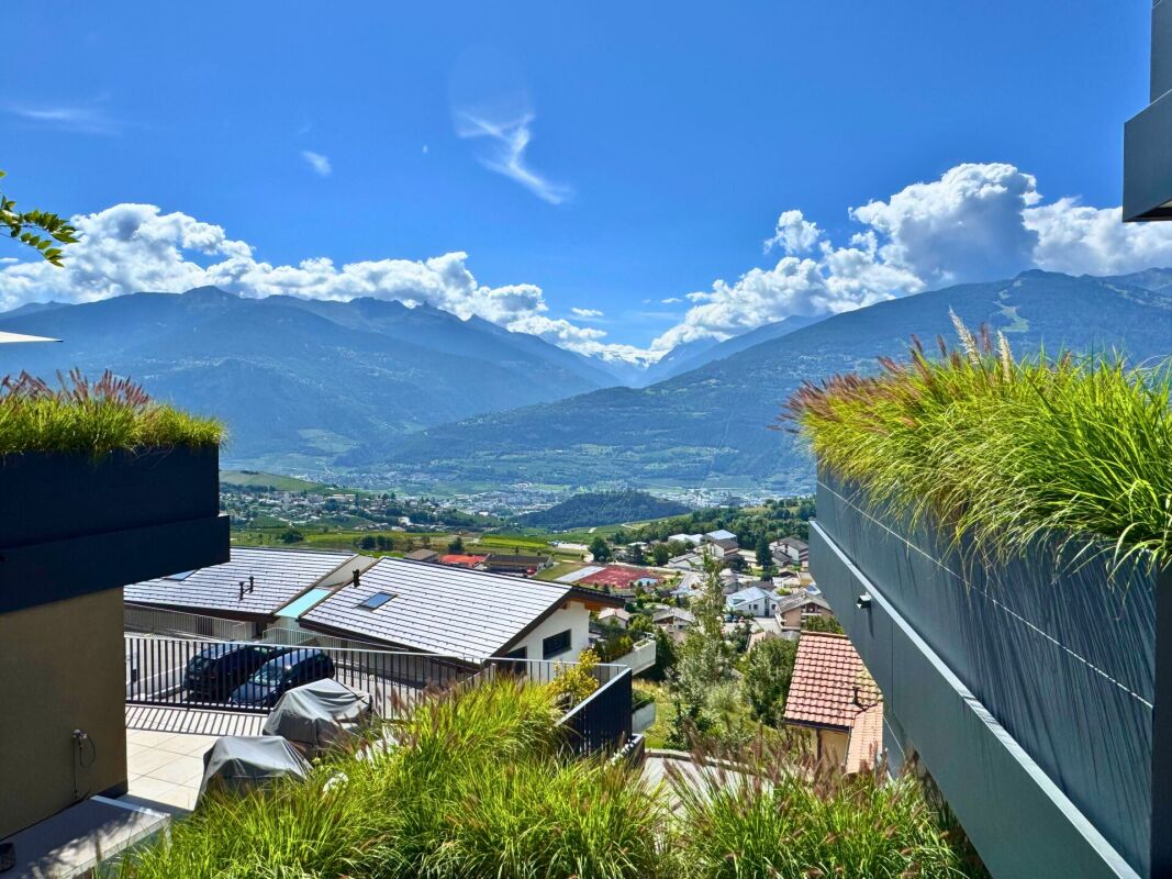 Berg- und Talblick von einer modernen Terrasse