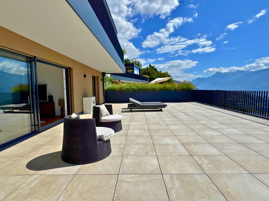 Luxuriöse Terrasse mit Bergblick