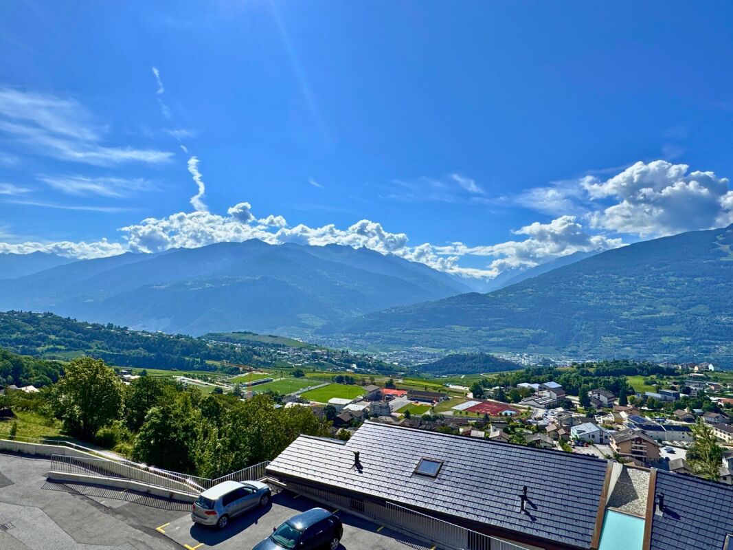 Panoramablick über Tal und Berge