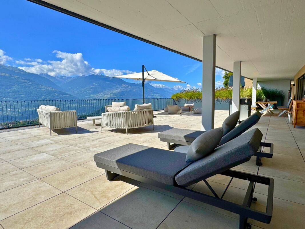 Große Terrasse mit Bergblick
