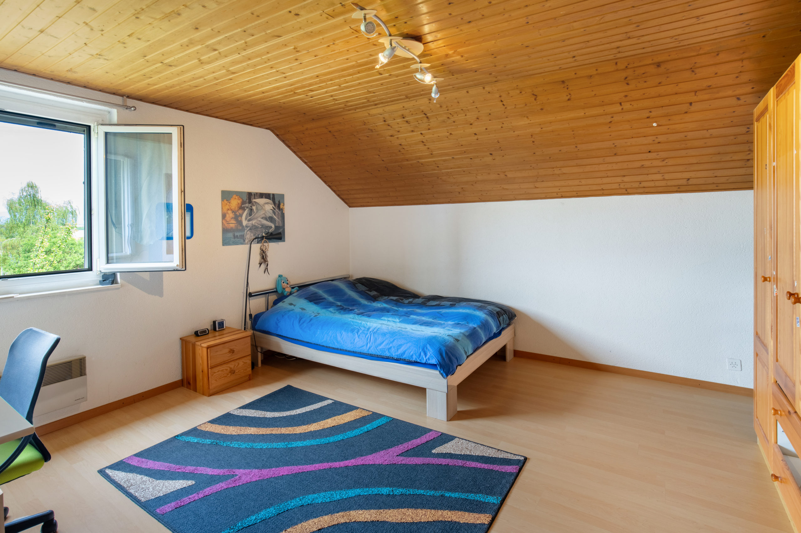 Dachgeschoss-Schlafzimmer mit Holzdecke