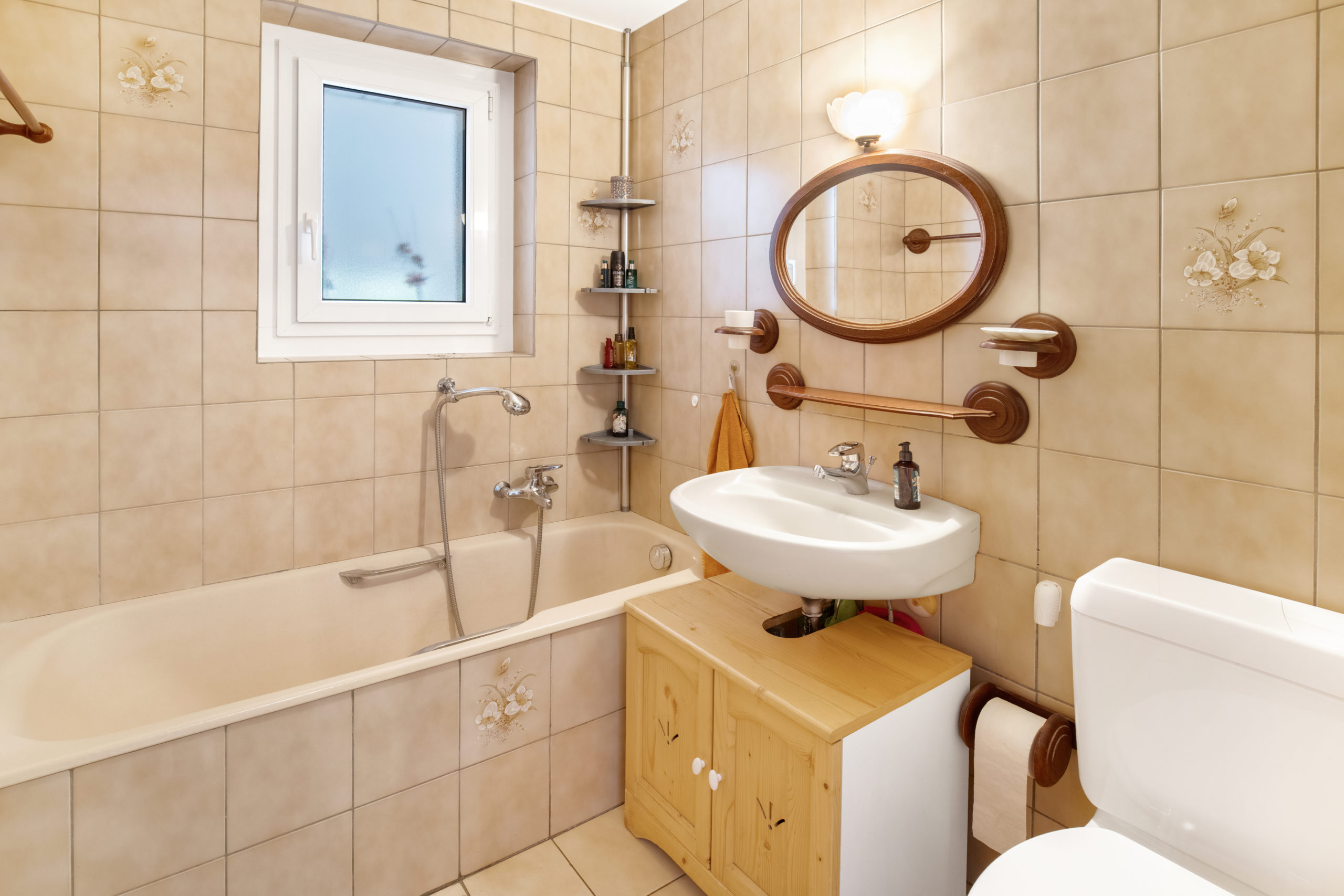 Badezimmer mit Badewanne und Waschplatz