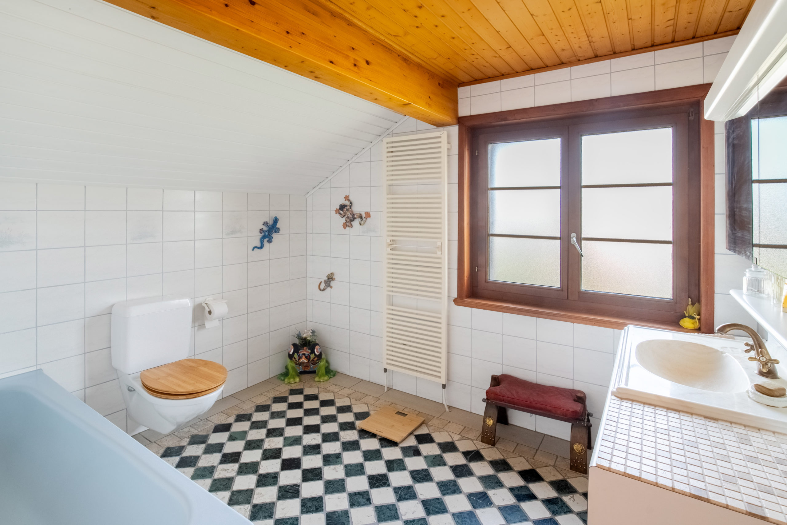 Helles Badezimmer mit Dachschräge