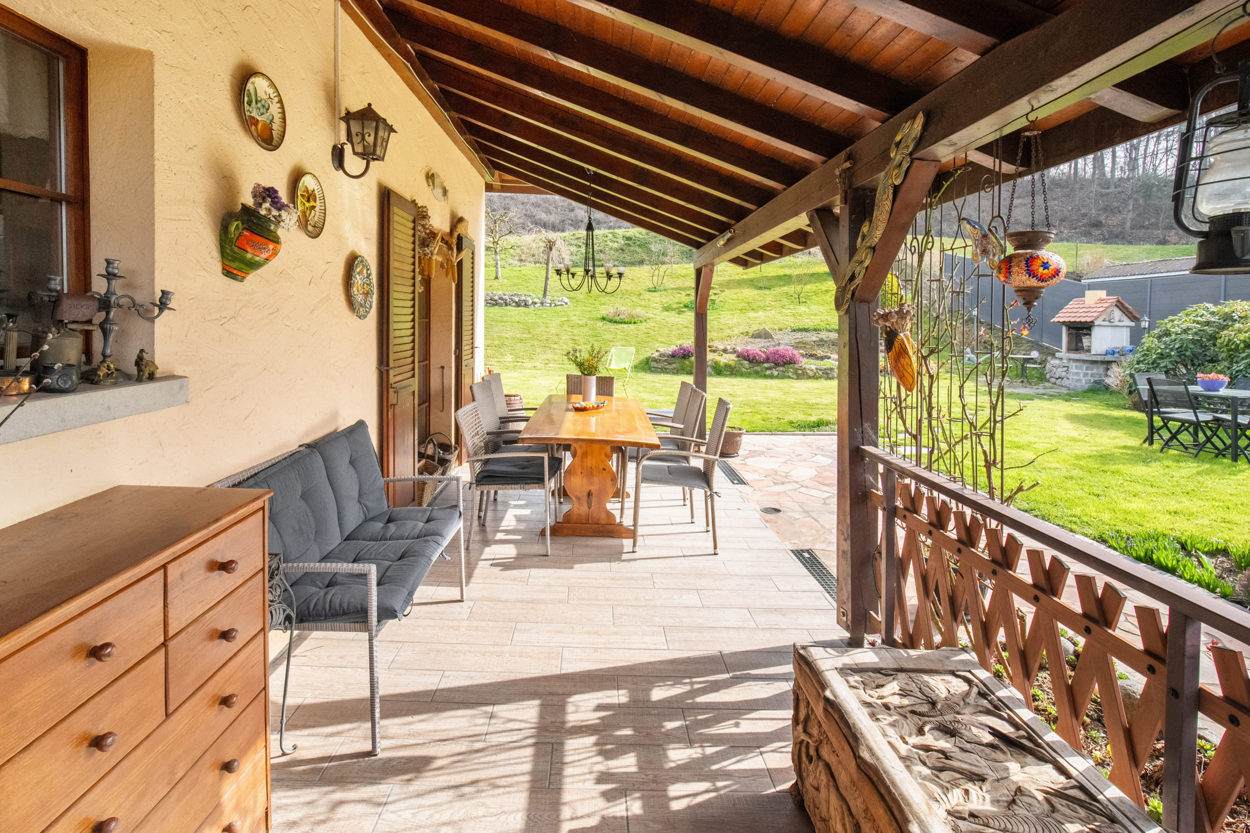 Überdachte Terrasse mit Blick in den Garten