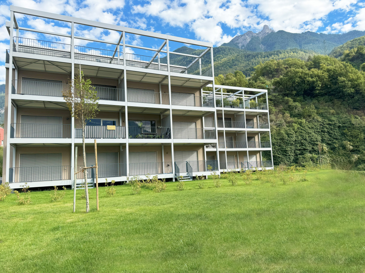 Modernes Mehrfamilienhaus mit Bergblick
