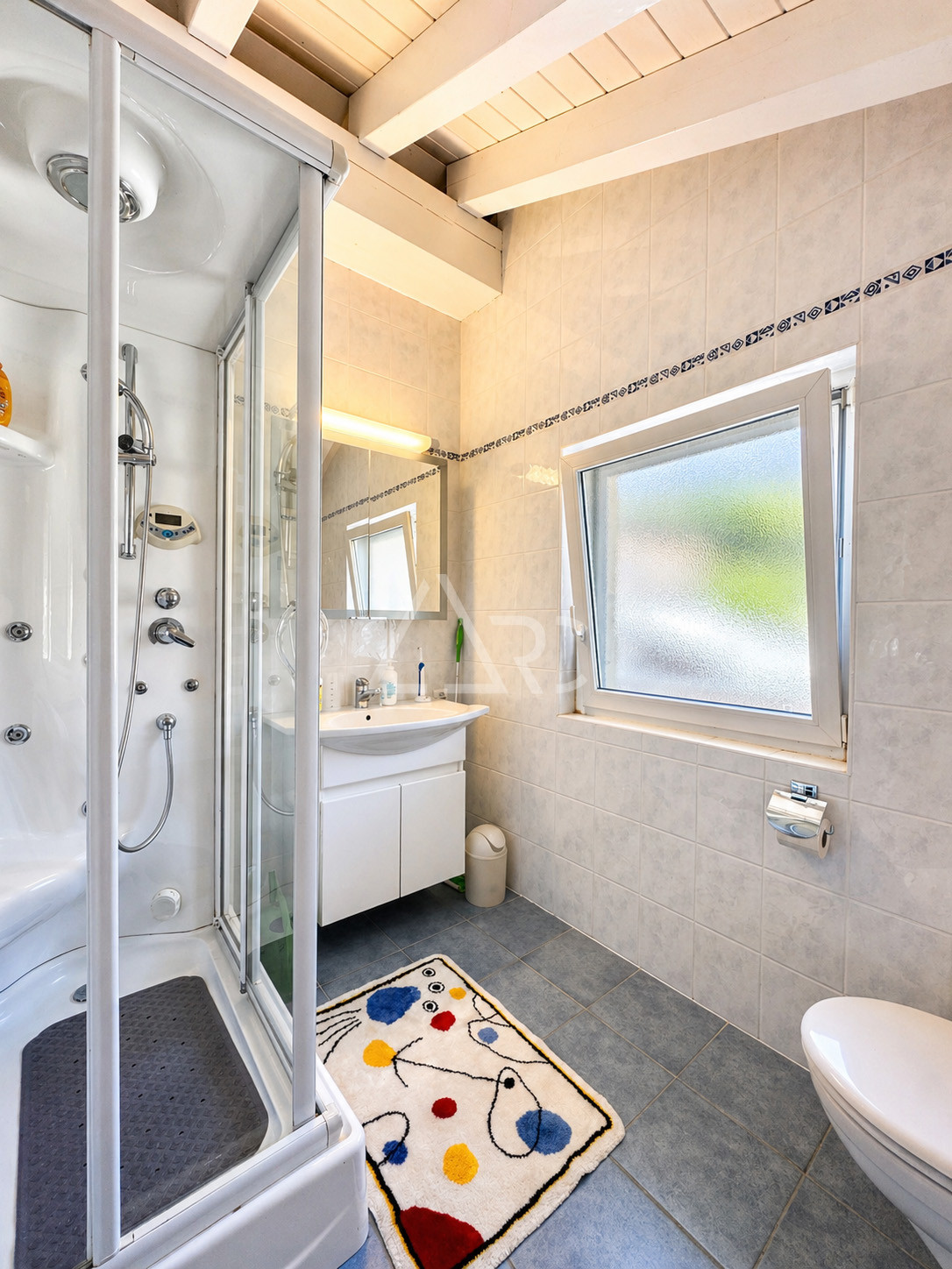 Kleines Badezimmer mit Duschkabine und Fenster