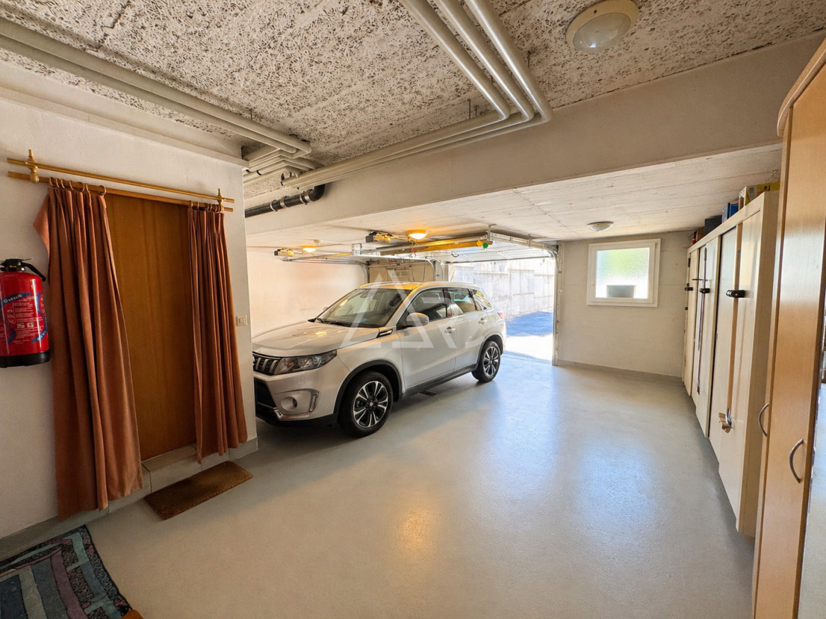 Garage mit geparktem SUV und Abstellschränken