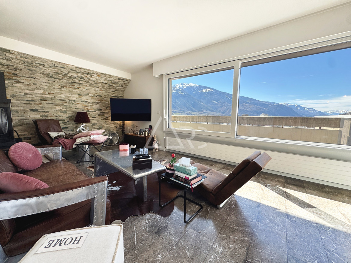 Wohnzimmer mit Panoramablick auf die Berge