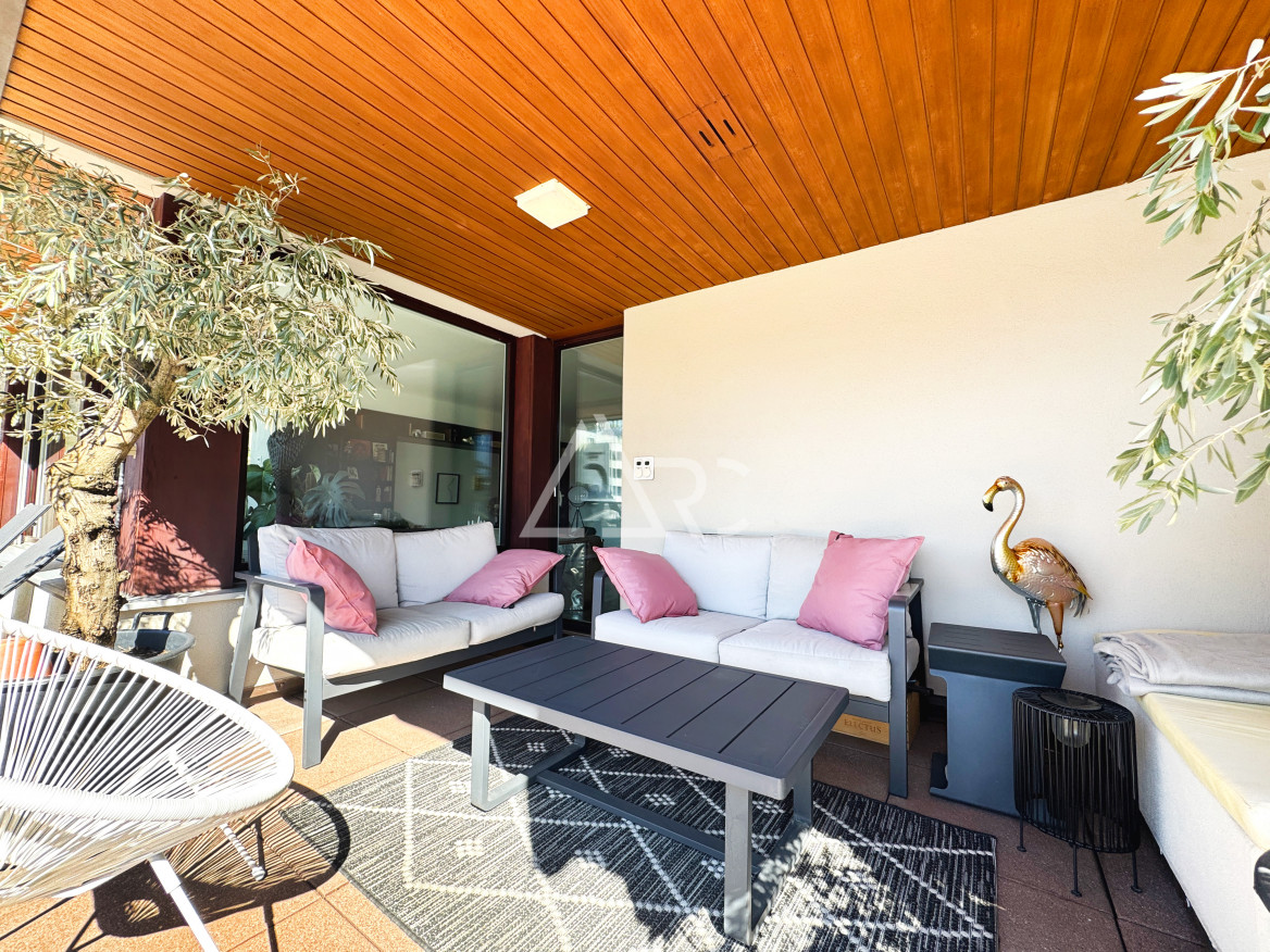 Überdachte Terrasse mit Loungemöbeln