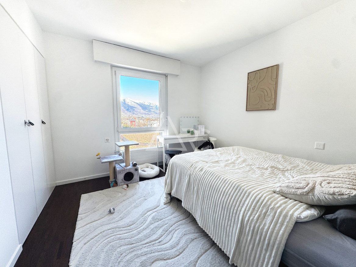 Helles Schlafzimmer mit Bergblick