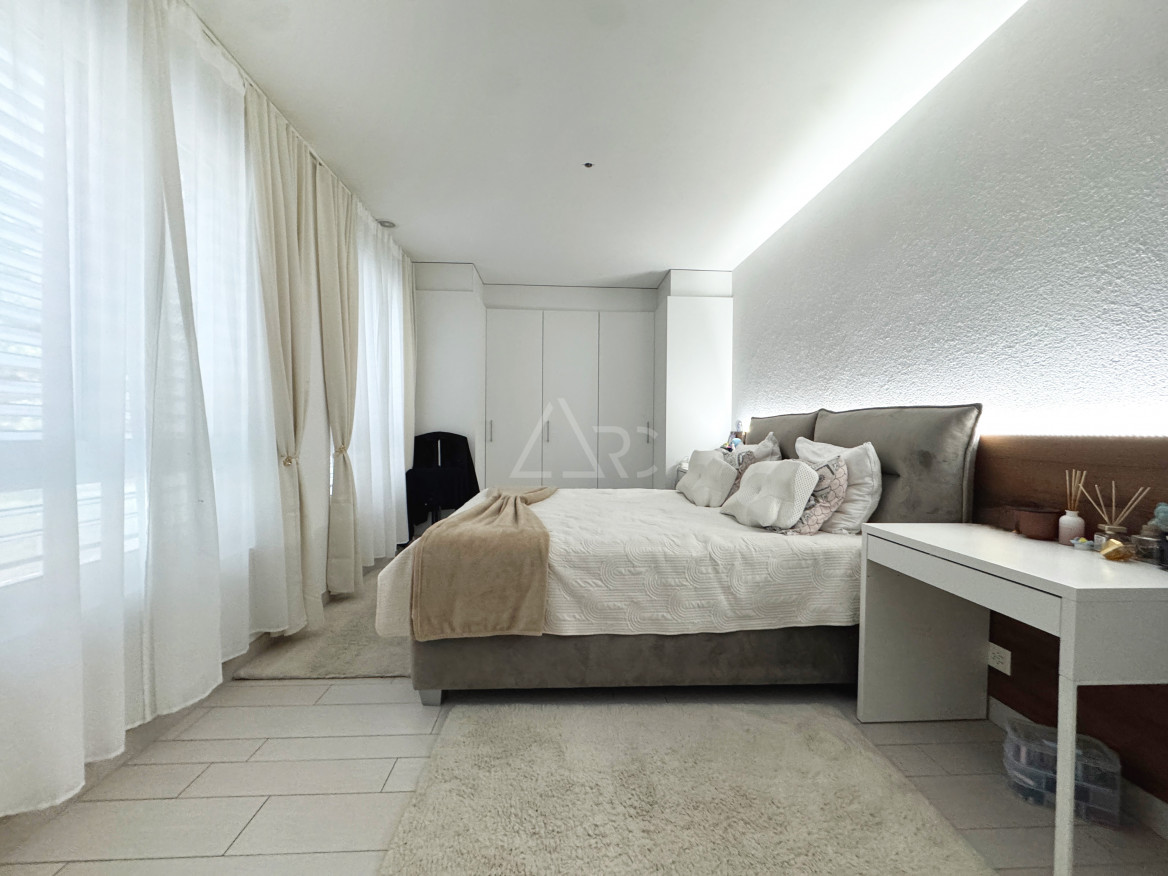 Helles, modernes Schlafzimmer mit großen Vorhängen