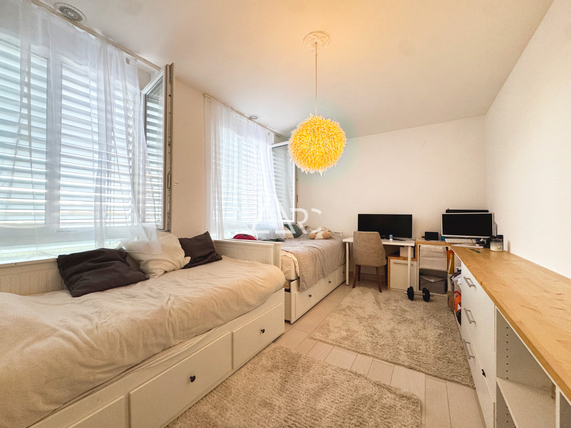 Helles Schlafzimmer mit Arbeitsbereich